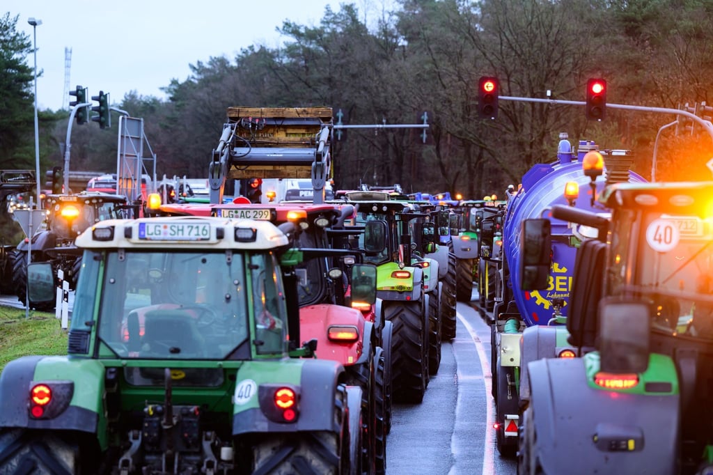 Landwirte blockieren bei einer Protestaktion mit ihren Treckern unter anderem die Auffahrt zur Autobahn 7.
