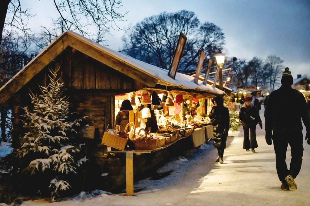 Mützen sind gut zu gebrauchen, wenn man im winterlichen Stockholm umherflaniert - wer noch keine hat, kann etwa auf dem Weihnachtsmarkt auf dem Skansen-Museumsgelände eine kaufen.