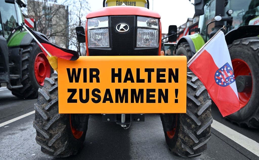 „Wir halten zusammen“ steht auf dem Schild an einem Traktor während einer Blockade des Juri-Gagarin-Rings.
