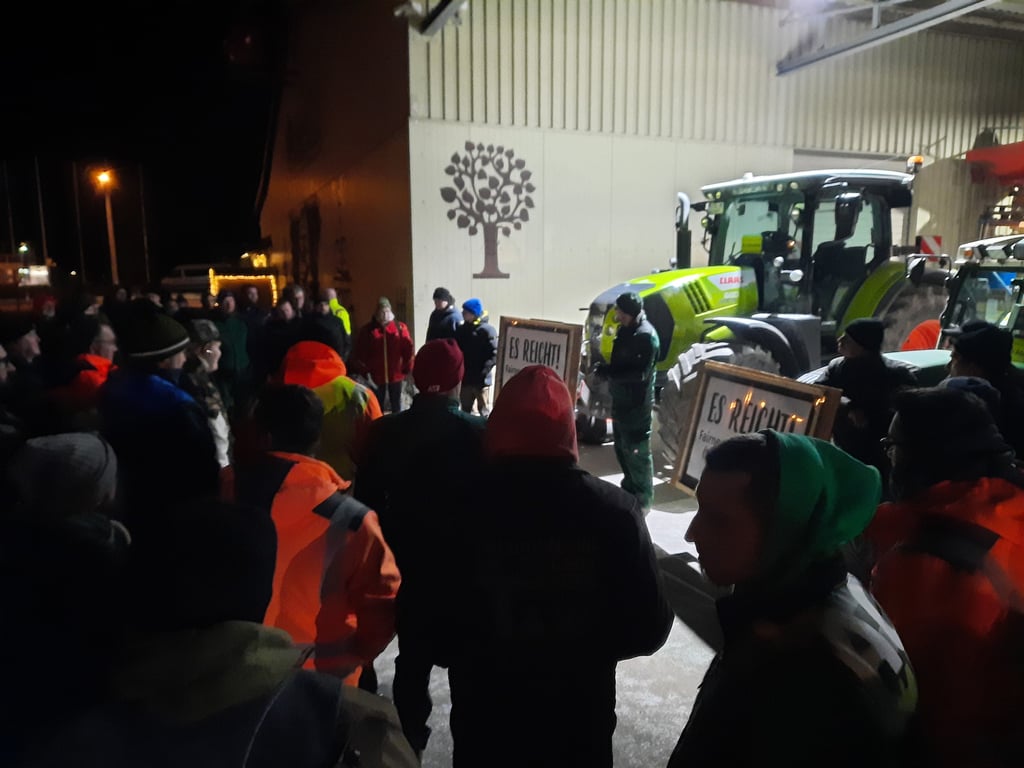 In Stendal versammeln sich die Bauern für Proteste in Sachsen-Anhalt bereits am frühen Morgen.