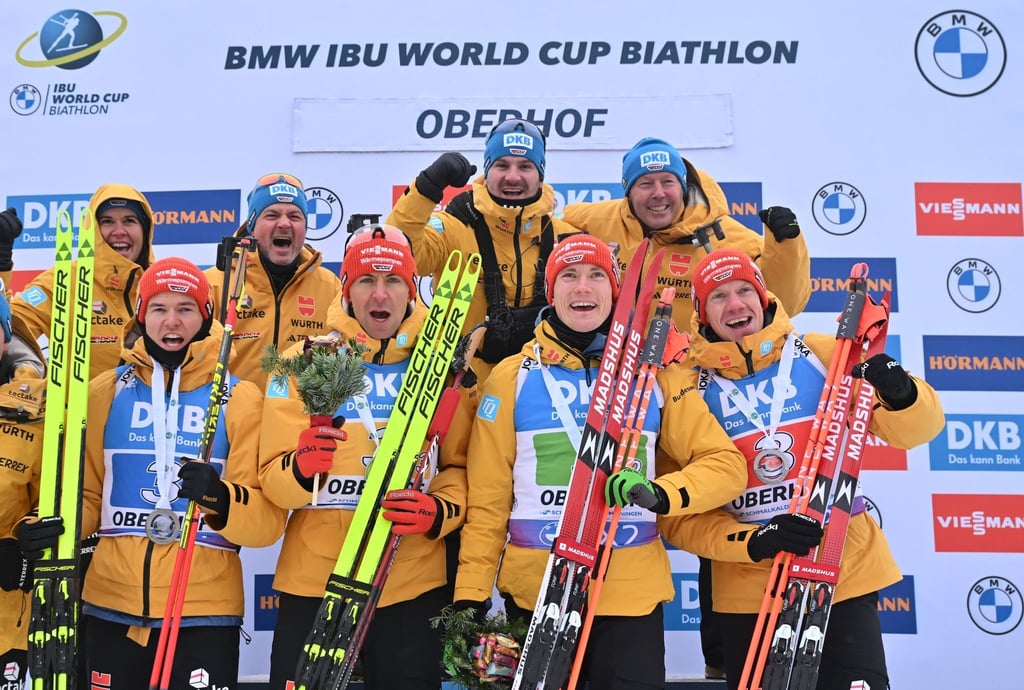 Die Biathlon-Staffel der Männer freut sich über den zweiten Platz in Oberhof.