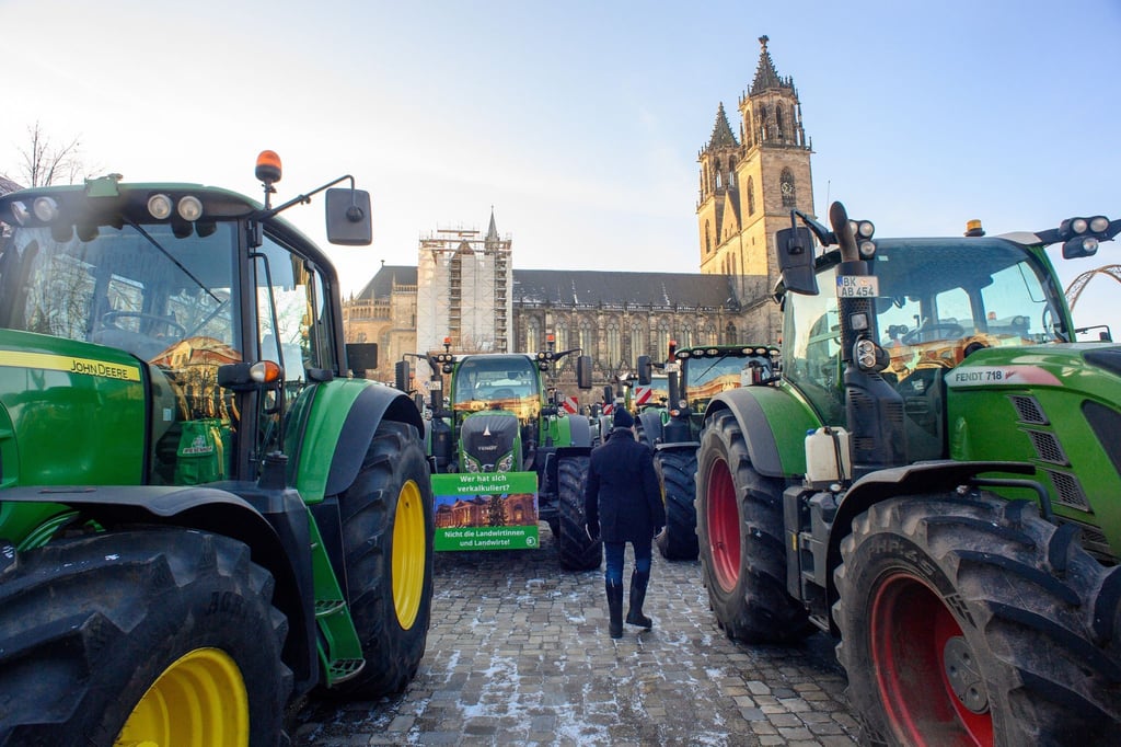 Traktoren stehen auf dem Domplatz von Magdeburg.