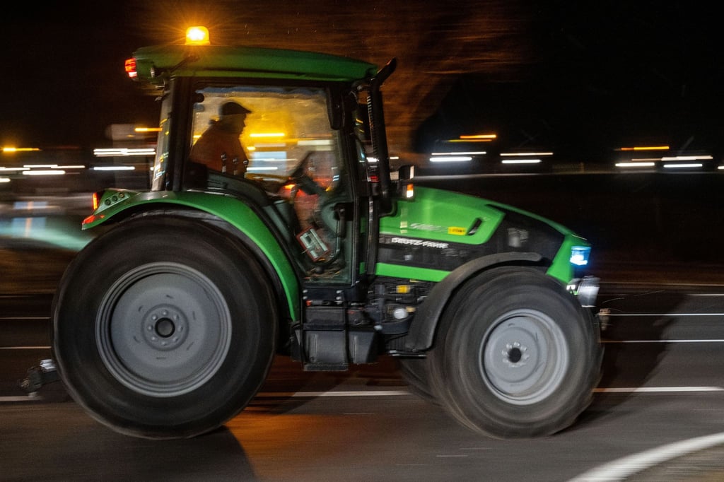 Ein Traktor fährt inmitten einer Kolonne.