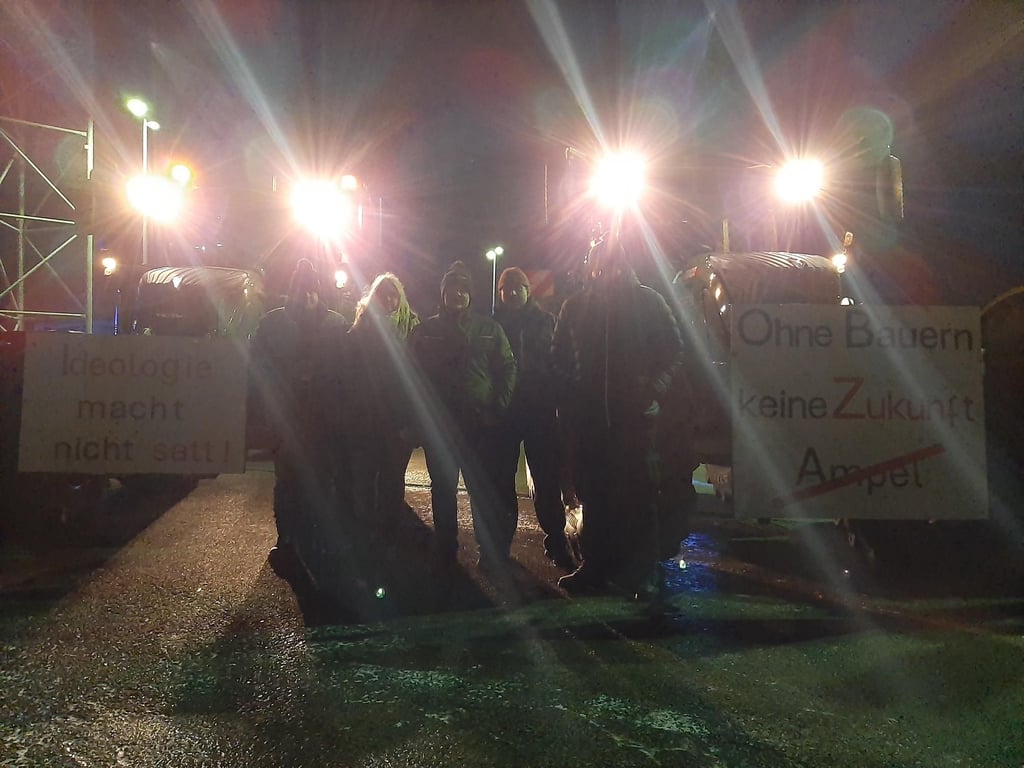 Am Autohof Könnern starten Bauern zu ihren Protesten auf dem Riebeckplatz in Halle.