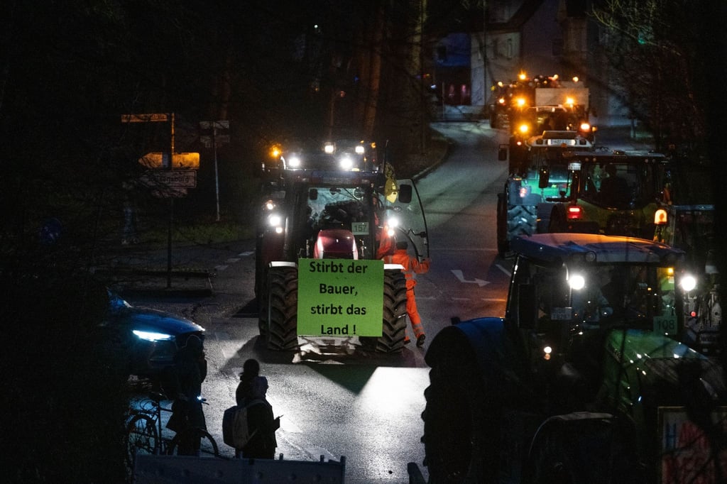 Landwirte fahren im Konvoi durch die Stadt.
