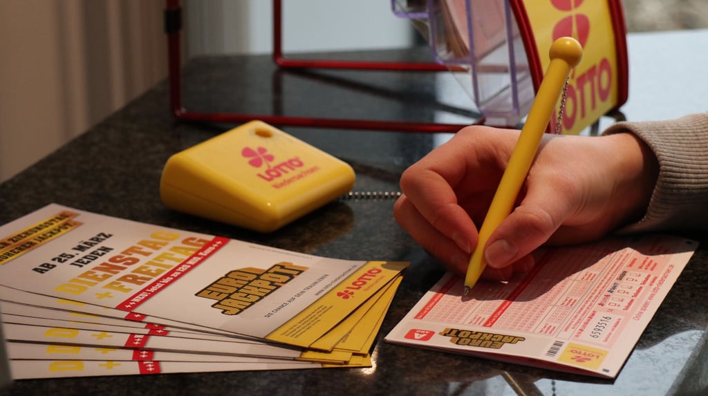 Symbolfoto - So viel Glück hatten Menschen in Mansfeld-Südharz im vergangenen Jahr im Lotto.