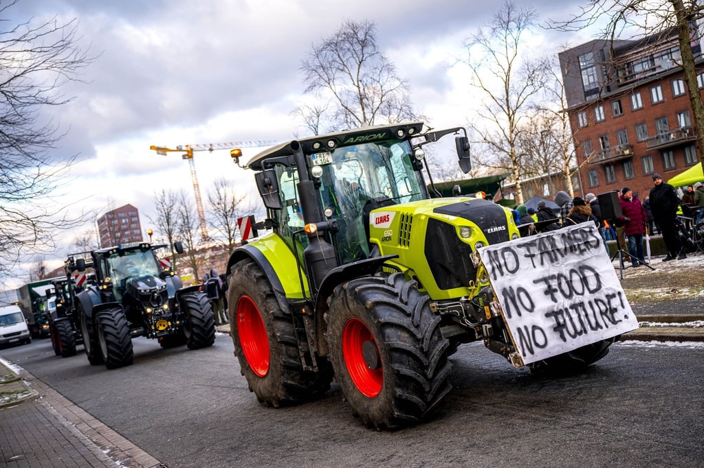 Traktoren fahren durch die Bremer Überseestadt bei einer Demonstration von Bauern.