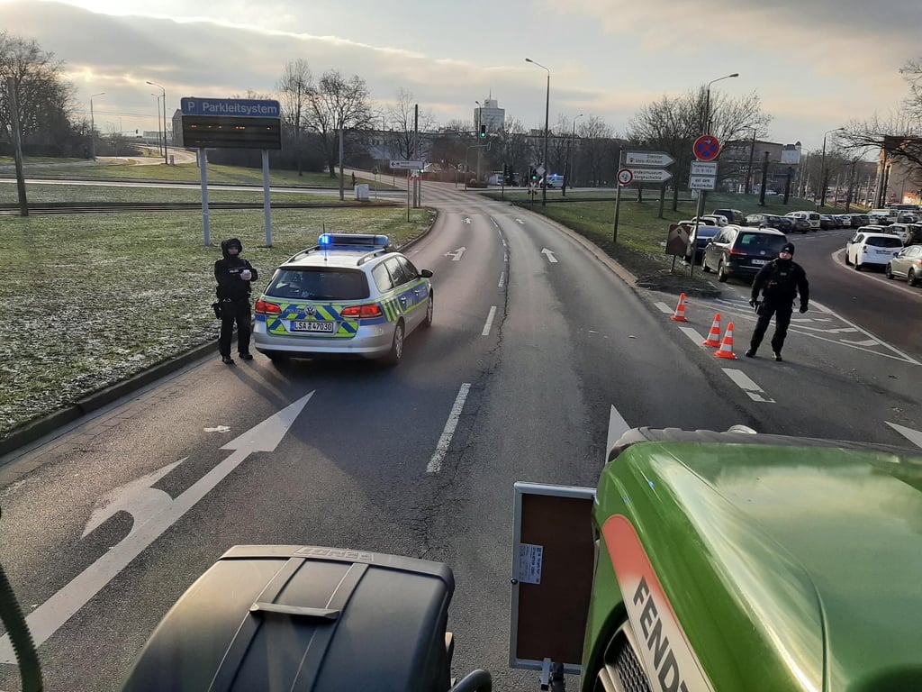 In Halle machten erst die Polizisten die Straße frei, dann bewegte sich nach dem Rückstau nichts mehr.
