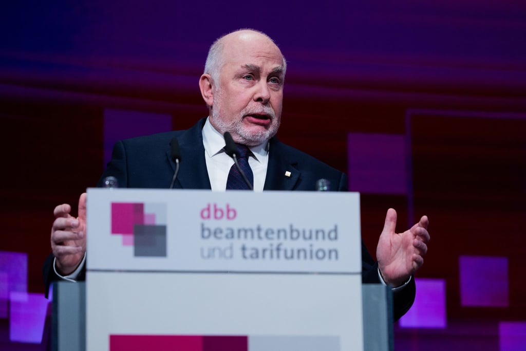 Der dbb-Vorsitzende Ulrich Silberbach spricht bei der Jahrestagung des Deutschen Beamtenbundes in Köln.