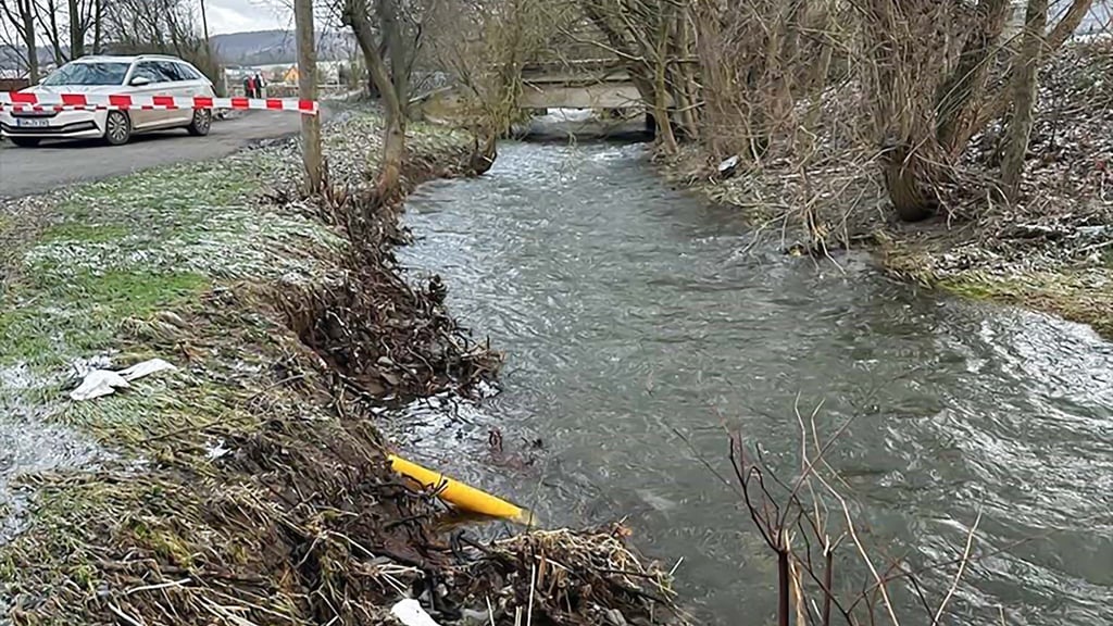 Der Krebsbach sorgt in Rottleberode für Probleme. Der Telekommast ist auf der Thyra zugewandten Seite freigespült.