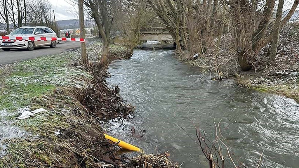 Der Krebsbach sorgt in Rottleberode für Probleme. Der Telekommast ist auf der Thyra zugewandten Seite freigespült.