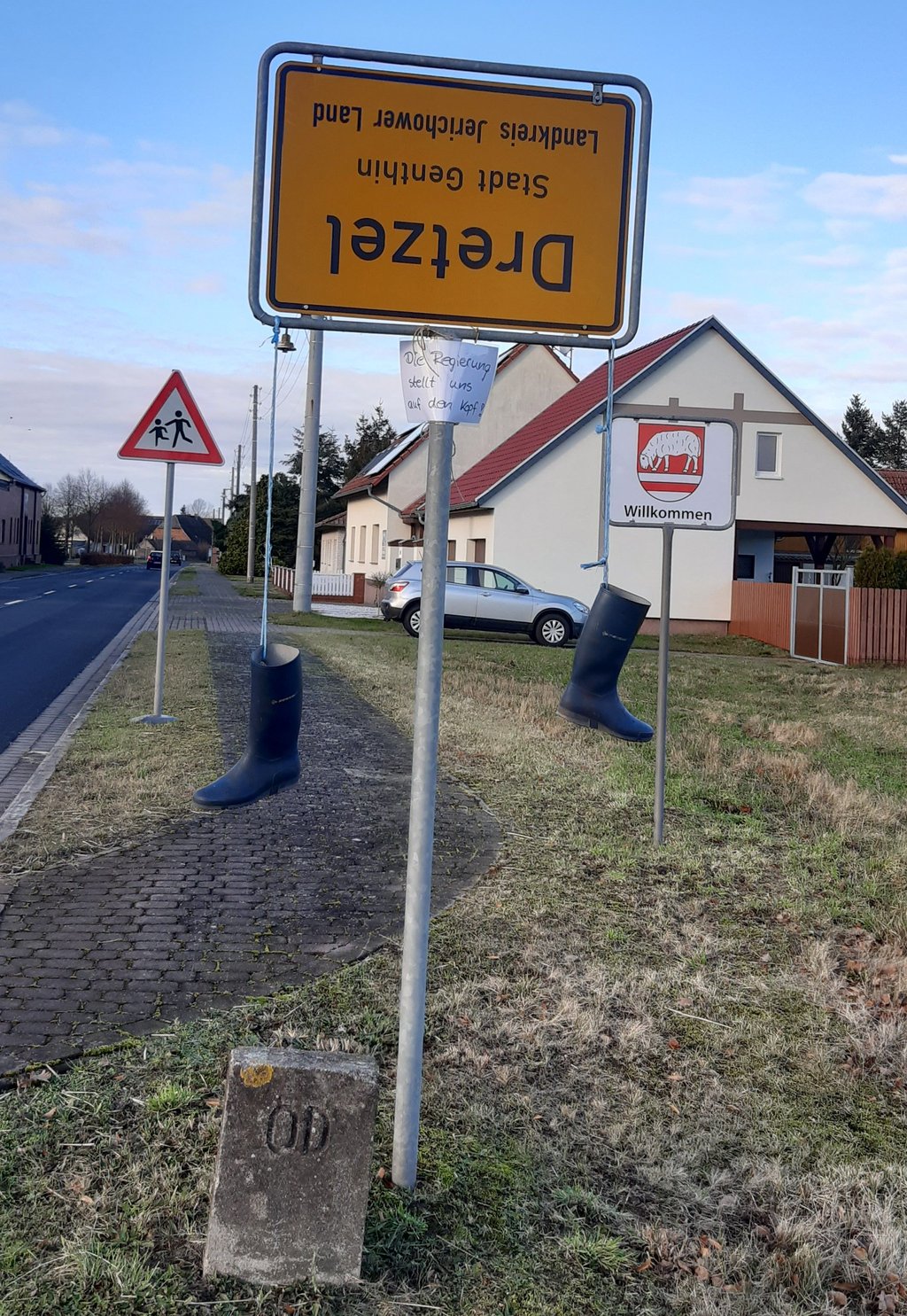 In Dretzel, einem Ortsteil von Genthin (Jerichower Land) hängen Stiefel. Außerdem wurde das Ortsschild umgedreht. Ein deutschlandweit zu beobachtendes Phänomen.