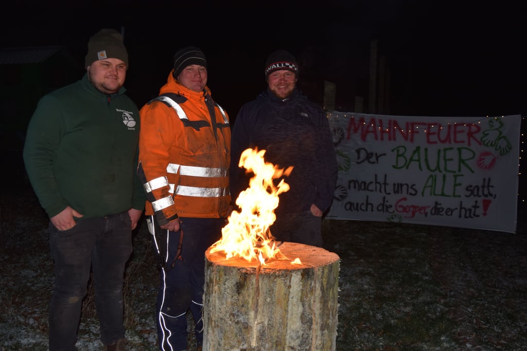 Ein Mahnfeuer wurde in der Börde bei den Bauernprotesten entzündet.
