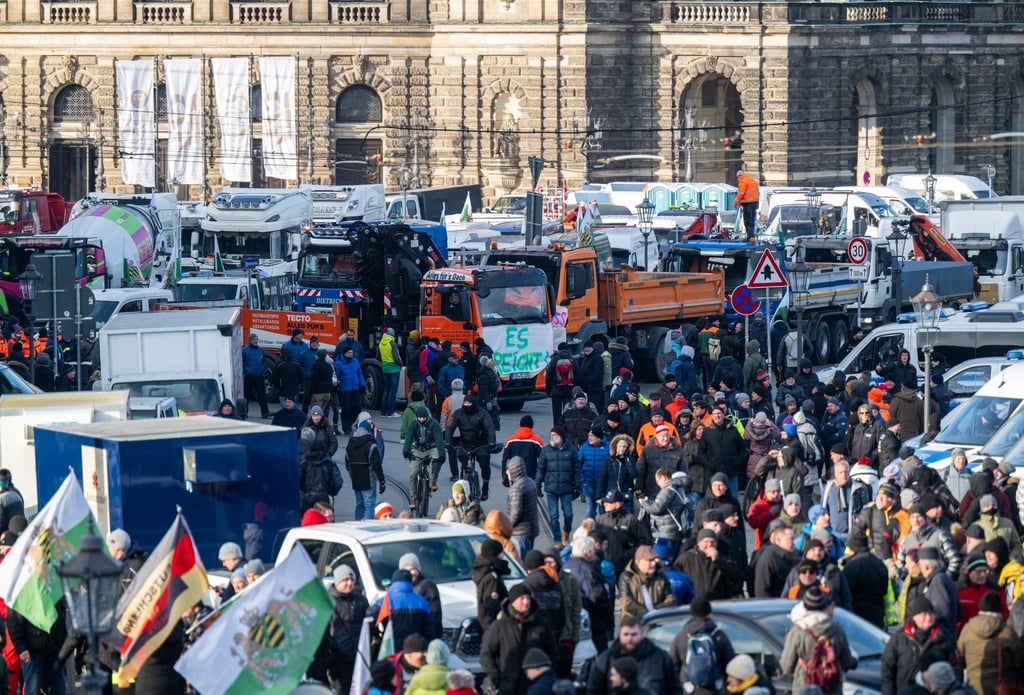 Teilnehmer stehen im Rahmen der Aktionswoche des Bauernverbands auf dem Theaterplatz vor der Semperoper.