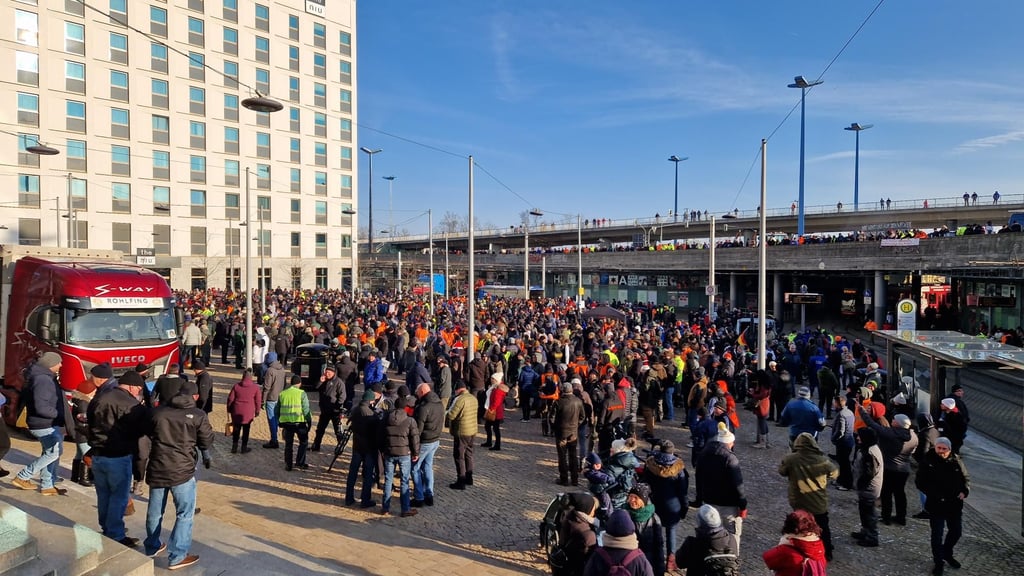 Tausende Menschen sind zu der Kundgebung des Bauernverbands in Halle gekommen.