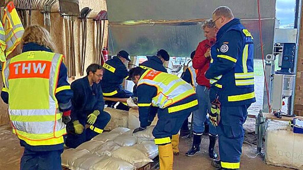 Das THW befüllte Sandsäcke im Flutgebiet.