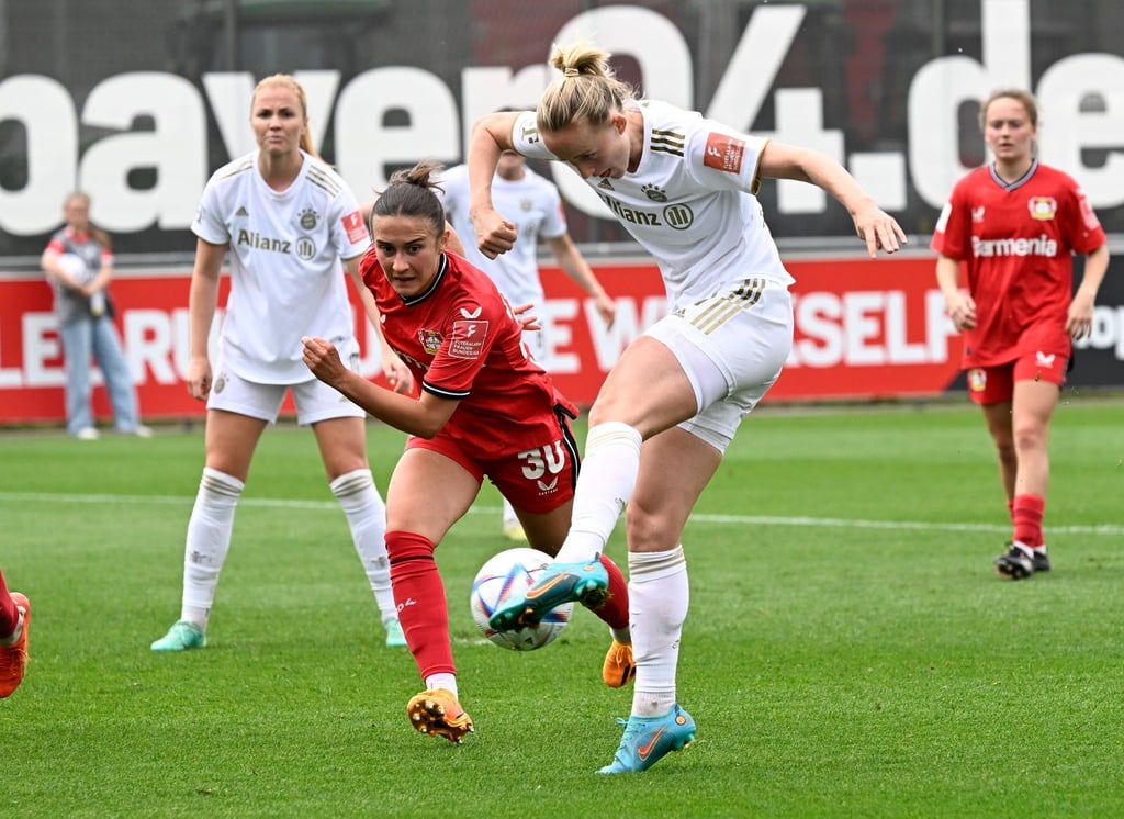 Leverkusens Lara Marti (l, 30) und Münchens Lea Schüller (r) kämpfen um den Ball.