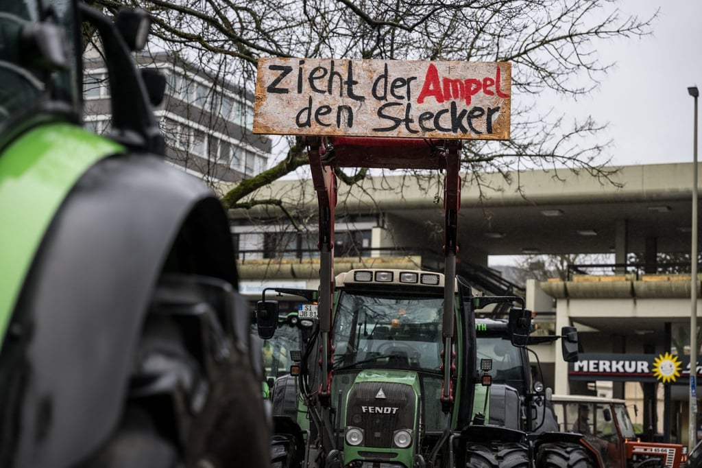 "Zieht der Ampel den Stecker" ist auf einem Plakat an einem Traktor zu lesen.