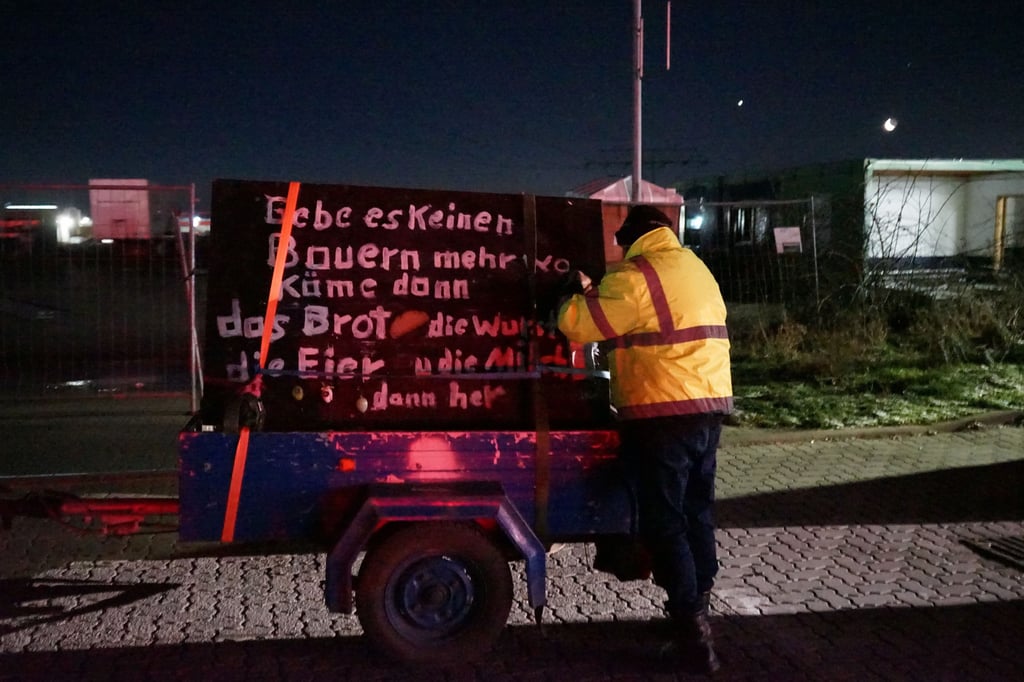 Die Stimmung unter den Bauern ist aufgeladen. Auch mit Protestschildern machen Sie ihrem Ärger Luft.