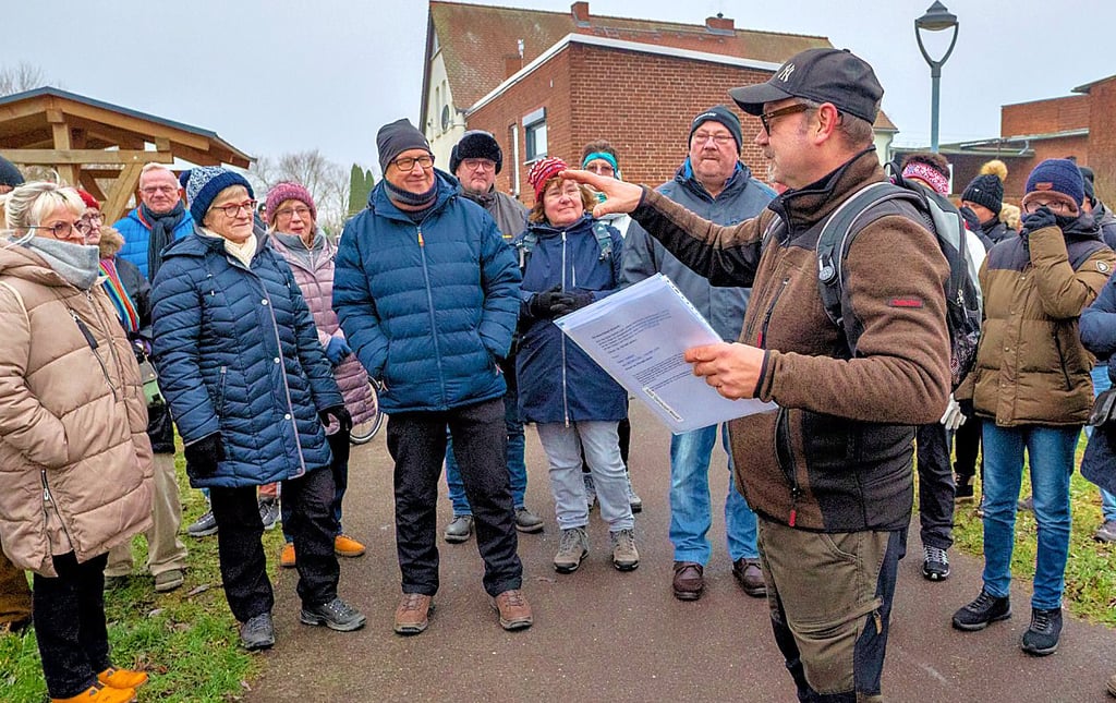 Beim Neujahrsspaziergang durch Dornburg wurden historische Hochwasser thematisiert. Frank Faßbutter orndnete Dornburgs geografische Lage ein.