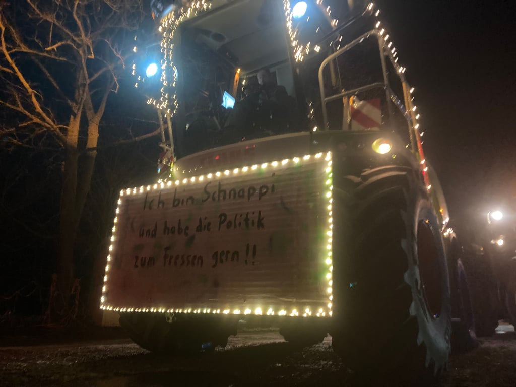In Burg sind zahlreiche Bauern unterwegs zu den Protesten in Magdeburg.