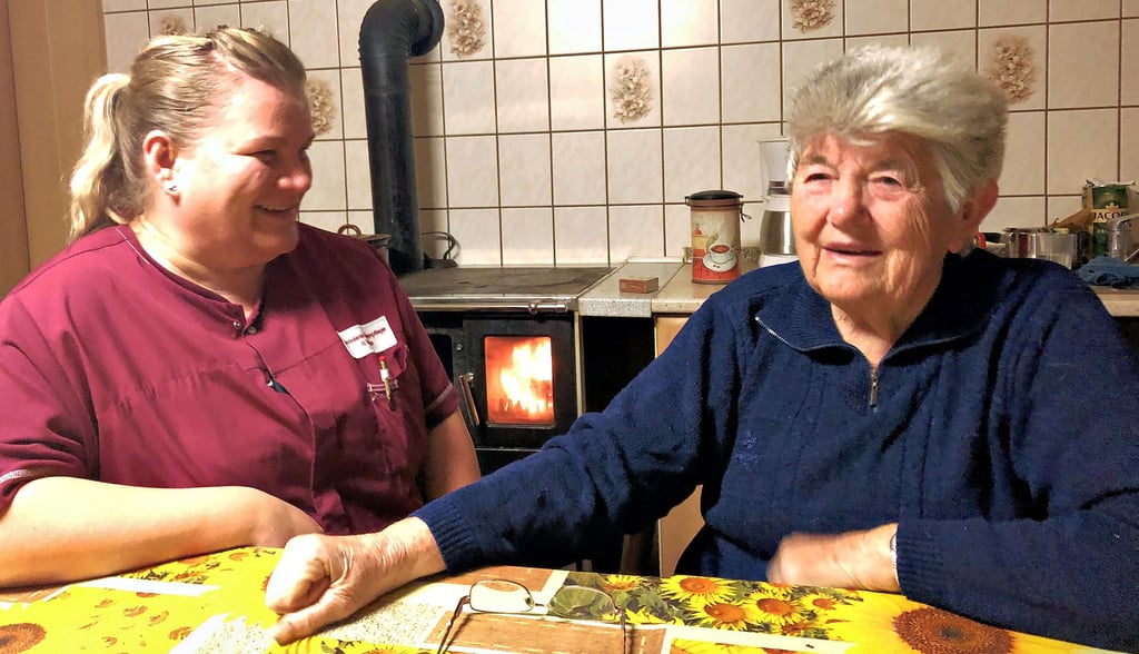 Pflegedienstmitarbeiterin Mandy Nebel ließ sich von der Feuerwehr nach Katharinenrieth bringen, um unter anderem Dora Kühnel zu versorgen.
