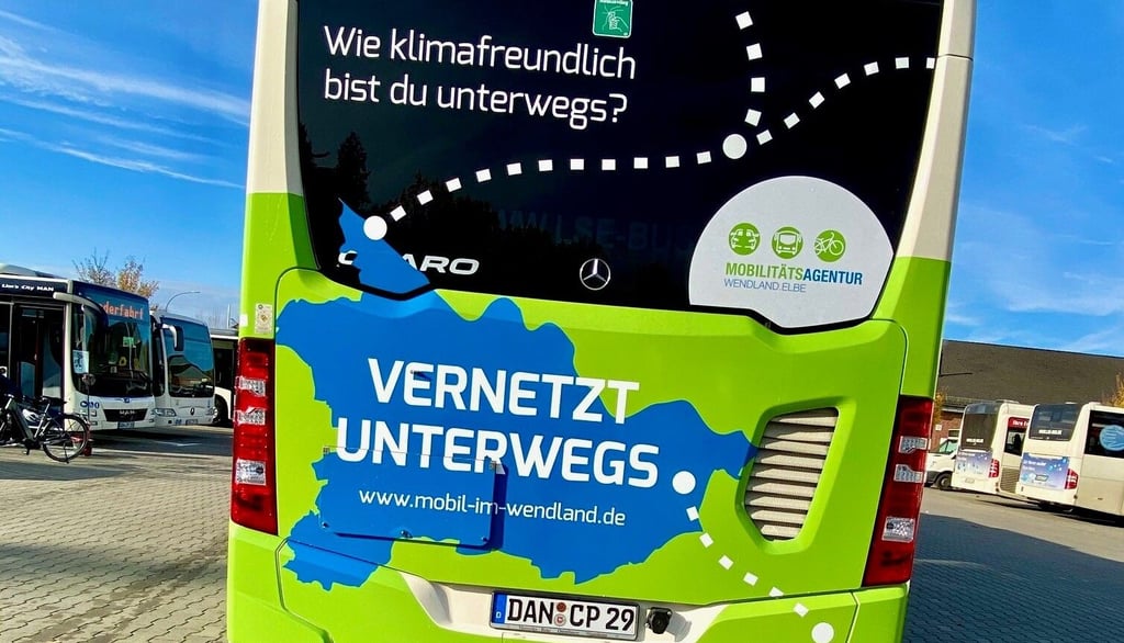 OnDemand Wendland Bus der Verkehrsgesellschaft LSE im Nachbarlandkreis Lüchow-Dannenberg von hinten.
