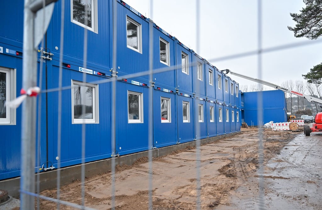 Neue Wohncontainer für Migranten.