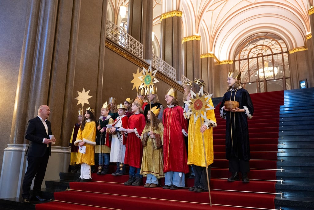 Berlins Regierender Bürgermeister Kai Wegner empfängt Sternsinger im Roten Rathaus.