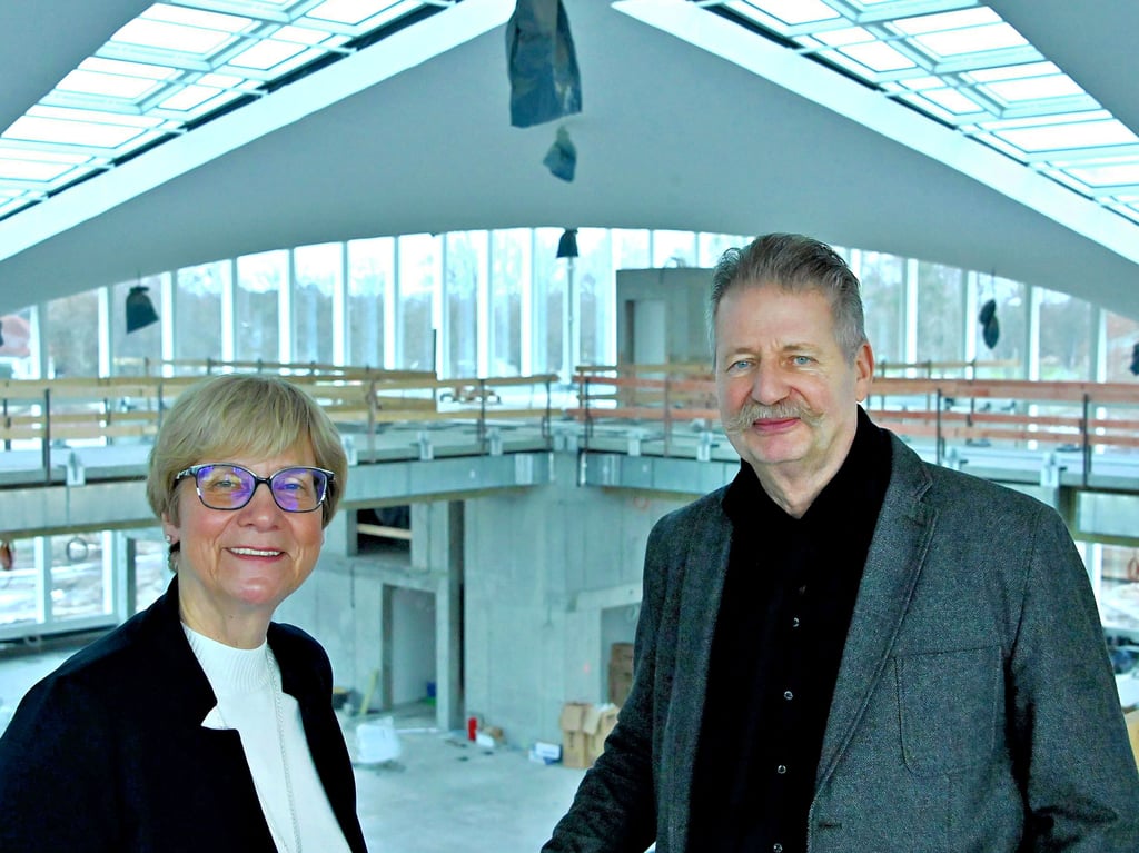 Carola Schumann und Burkhard Moll sind die Fraktionsvorsitzenden der FDP/Tierschutzpartei im Magdeburger Stadtrat. Hier stehen sie im Inneren der im Bau befindlichen Hyparschale, einem Projekt, das beiden am Herzen liegt.