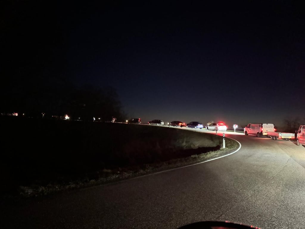 An der Fähre in Sandau müssen Autofahrer heute lange warten.