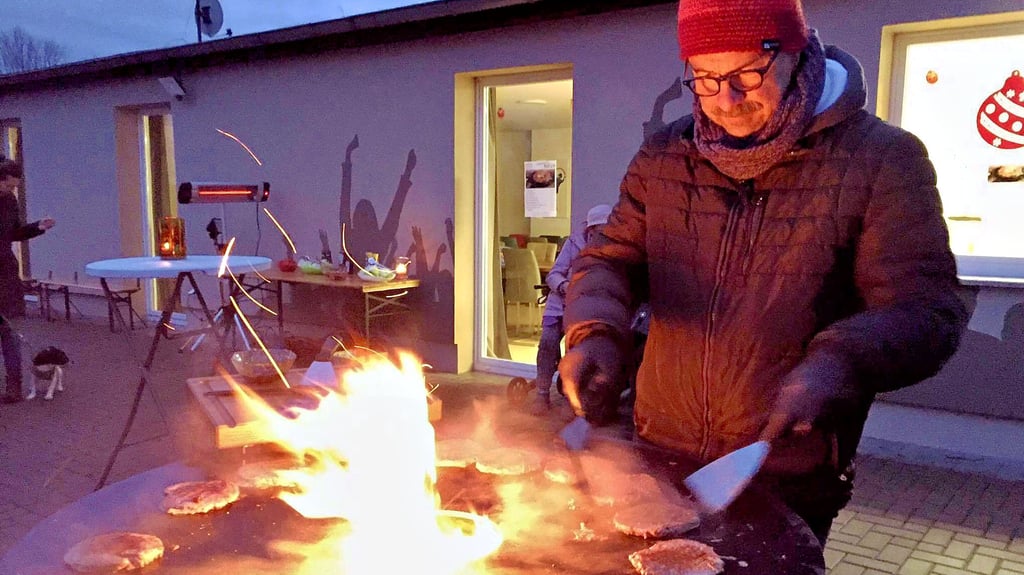 Hoymat-Vereinschef und Hoyms Ortsbürgermeister Dieter Kienast steht für „Burger trifft Bürger“ am Grill.
