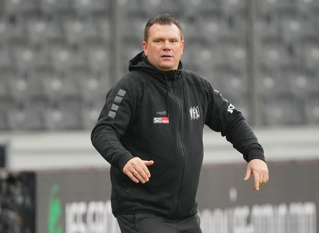 Osnabrücks Trainer Uwe Koschinat gibt von der Seitenlinie Anweisungen.