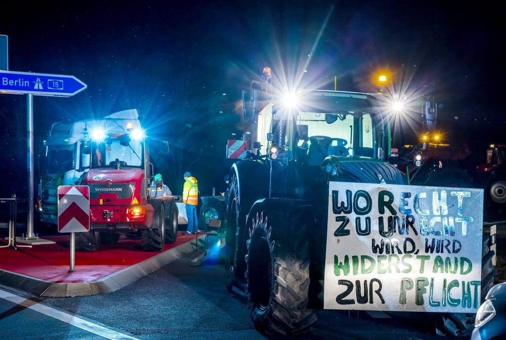 Bauern sperren mit Traktoren und LKW die Auffahrt zur A15 in Richtung Berlin.