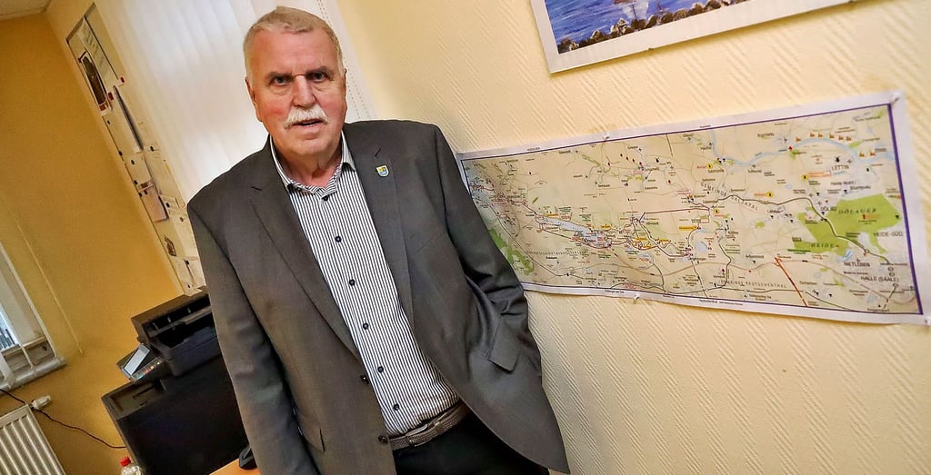 Jürgen Ludwig in seinem Büro im Verwaltungsamt in Röblingen.