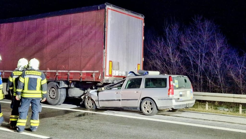 Bei dem schweren Unfall auf der A14 kam der Fahrer des Pkw ums Leben.