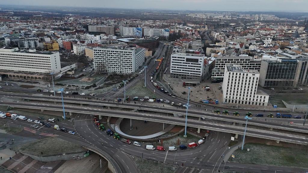Aus der Luft zeigt sich: In Halle geht nichts mehr derzeit.