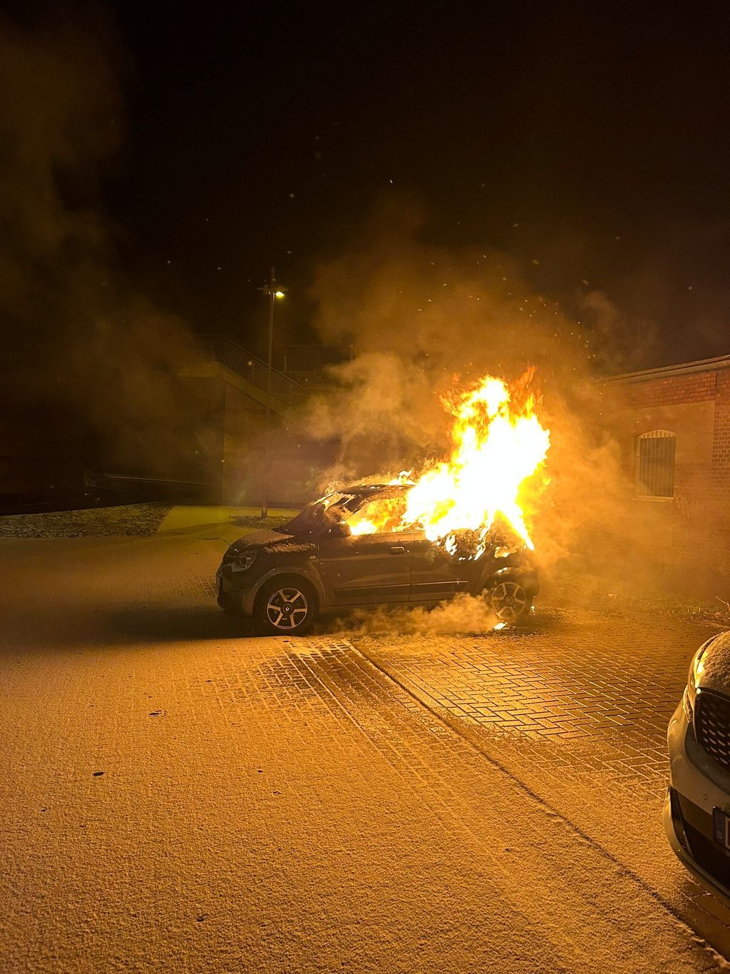 In Halberstadt soll laut Pressemitteilung der Polizei ein Auto Feuer gefangen haben. Es wird Brandstiftung vermutet.