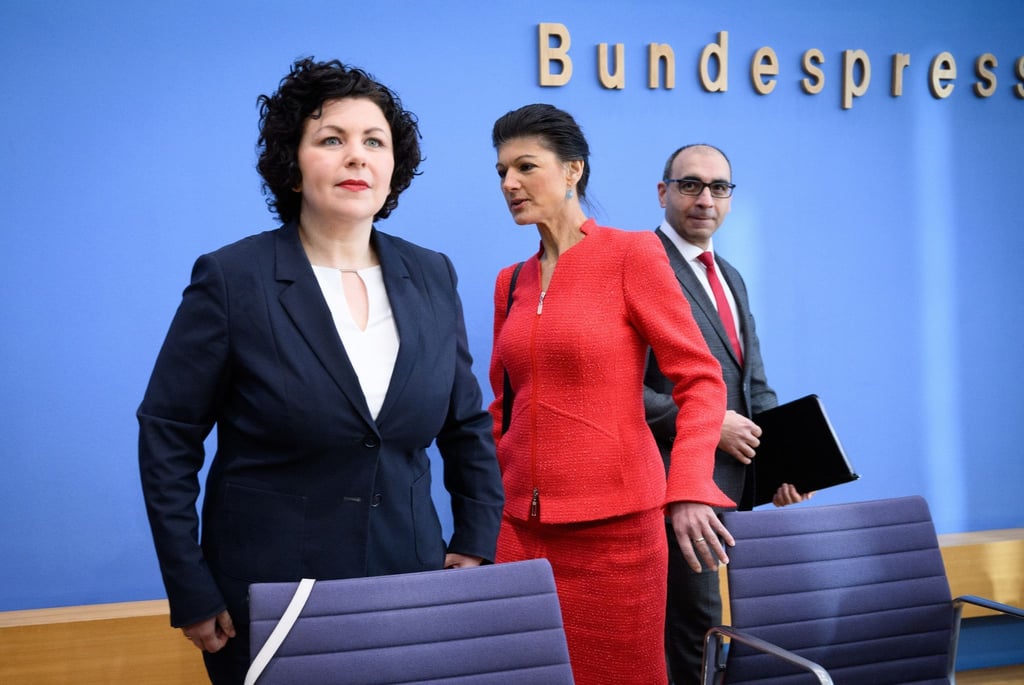 Sahra Wagenknecht (M) steht zusammen mit Amira Mohamed Ali (l) und Shervin Haghsheno bei der Vorstellung der Partei "Bündnis Sahra Wagenknecht - für Vernunft und Gerechtigkeit" (BSW) in der Bundespressekonferenz.