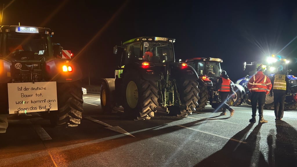 Auf der Bundesstraße B89 bei Theißen blockieren Bauern die Straße.