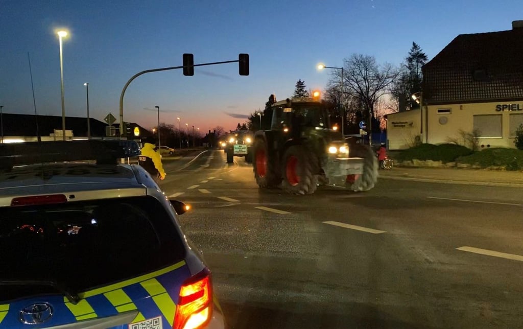 Gegen 7.30 Uhr passierte am Morgen vom 8. Januar 2024 der Konvoi des Bauernprotests auf seinem Weg vom Jerichower Land nach Magdeburg die Kreuzung Conrad-Tack-Ring/Magdeburger Chaussee in Burg.