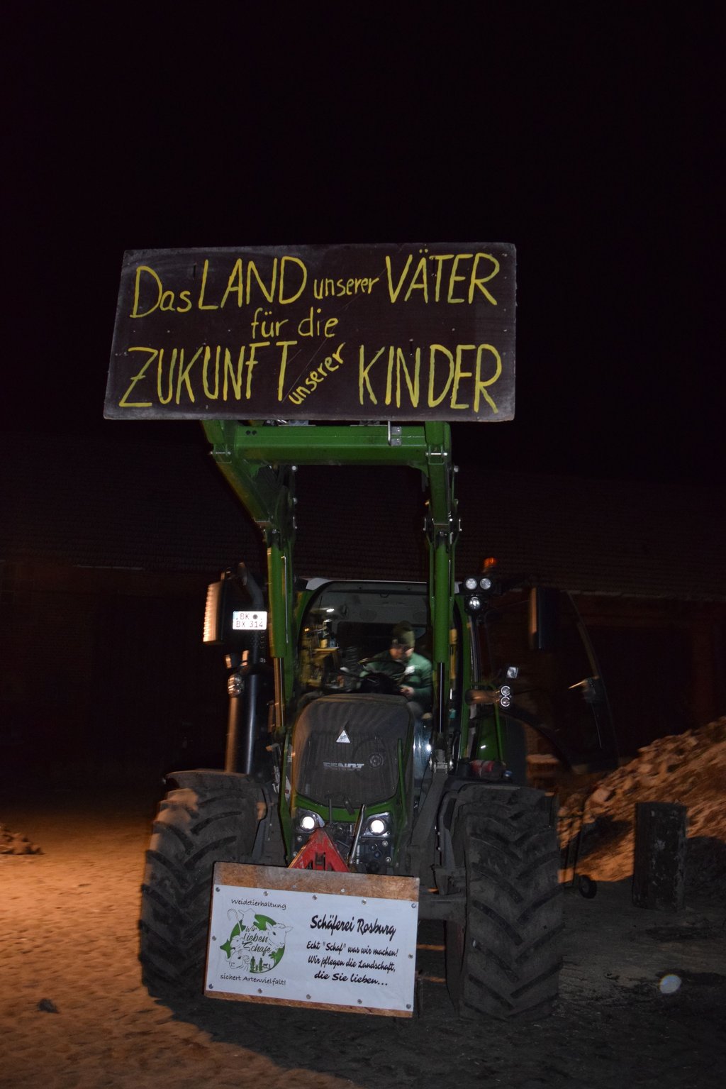 Mit einem Protestschild machen Landwirte in der Börde ihrem Ärger über die bisherigen Regierungsentscheidungen Luft.