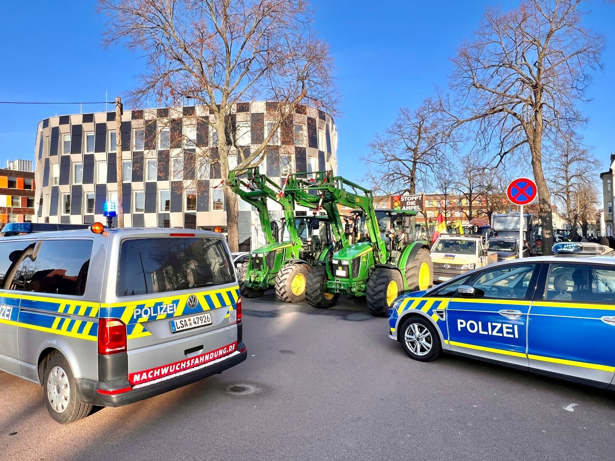 Verkehrsbehinderungen Durch Bauernproteste In Dessau: Bauern-Demo Am ...