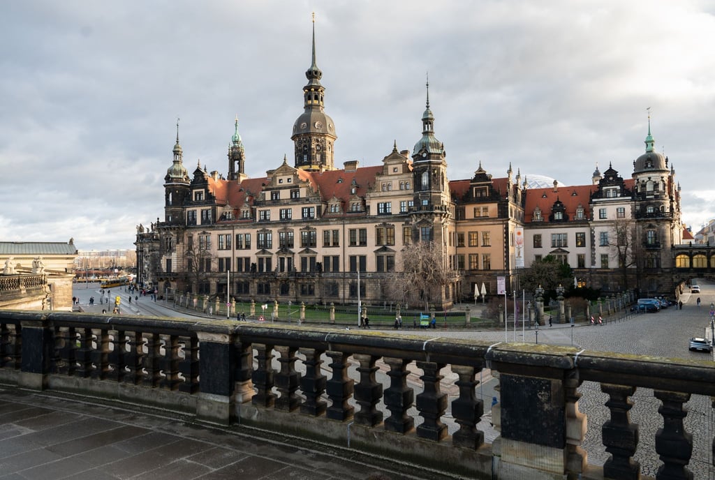 Blick auf das Residenzschloss mit dem Hausmannsturm in der Altstadt.