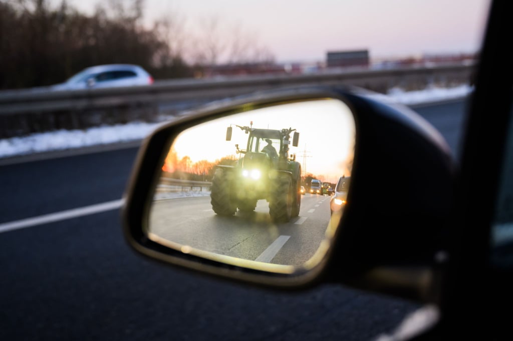 Ein Traktor spiegelt sich in einem Rückspiegel.