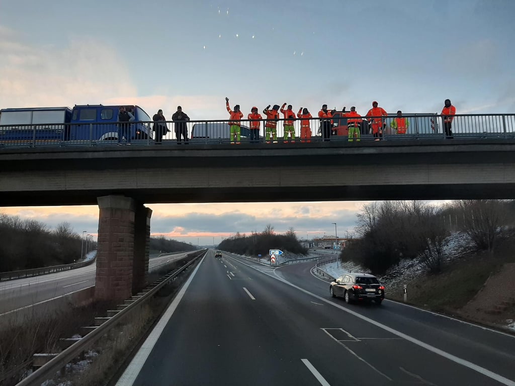 Unterstützung von Gemeindemitarbeitern auf der A14 nahe Halle.