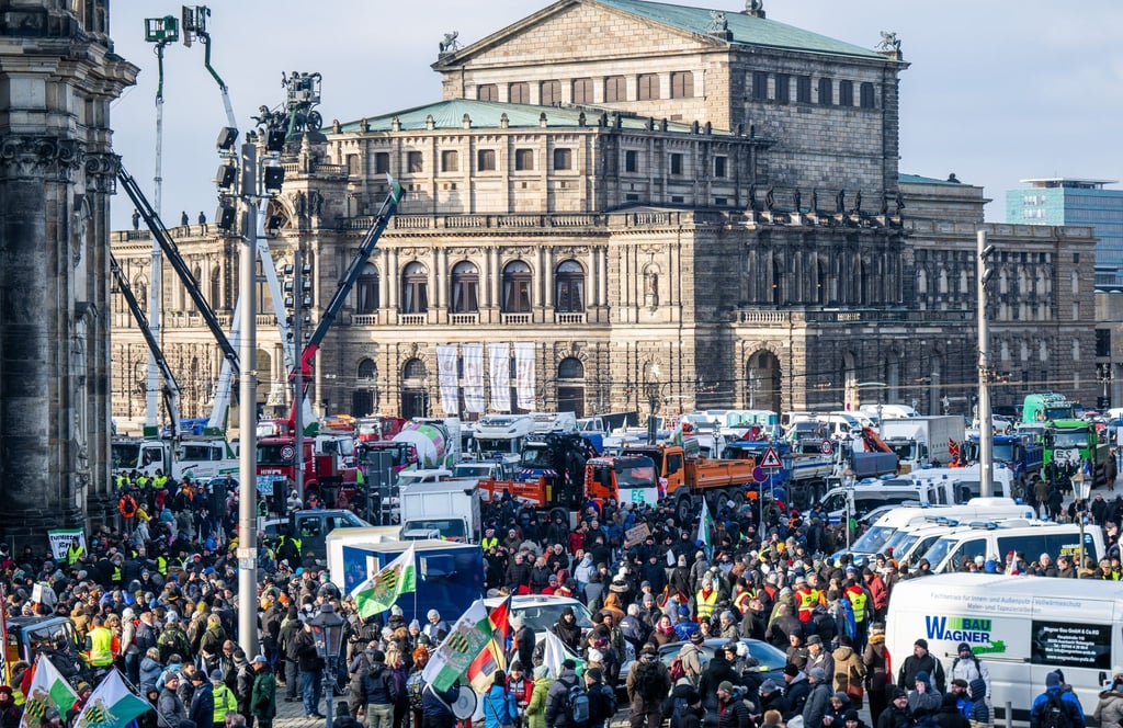 Teilnehmer stehen im Rahmen der Aktionswoche des Bauernverbands auf dem Theaterplatz vor der Semperoper.