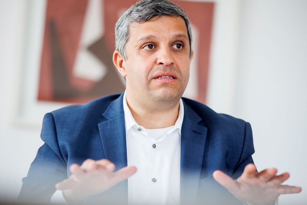 Raed Saleh bei einem Interview mit Redakteuren der Deutschen Presse Agentur (DPA) im Kurt-Schuhmacher-Haus.