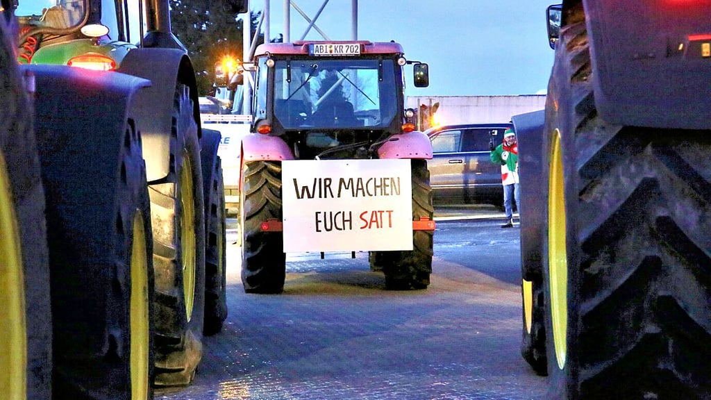 An den Schleppern sind Protestschilder angebracht.