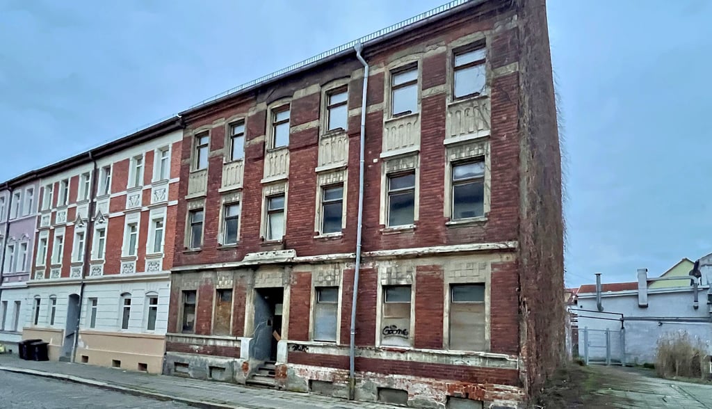 Das Haus Turmstraße 12 müsste dringend saniert werden. Es verfällt zusehends. Doch es sind nicht alle Erben bekannt.